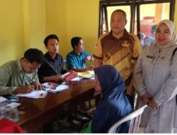 Dinsos Way Kanan Bagikan Ratusan Kartu Keluarga Sejahtera Di Negeri Agung