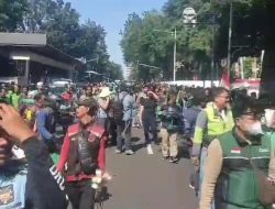 Pasca Kerusuhan, Driver Ojol Tebar Mawar di Monas: Perdamaian Usai Tragedi Affan