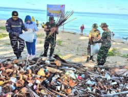 Sambut HUT Ke-80, TNI di Aru Lakukan Karya Bakti Bersih Pantai