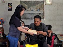 Susi Wu Kunjungi Pak Parto, Warga Sempalit yang Alami Patah Kaki dan Tak Bisa Bekerja Selama Empat Bulan
