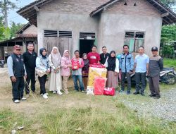 BUPATI PRINGSEWU MEMBERIKAN BANTUAN WARGANYA YANG MENGALAMI KETERBELAKANGAN MENTAL DAN ODGJ