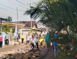 Sebagai Bentuk Kepedulian Pada Masyarakat Sekda Way Kanan Langsung  Hadir Pada Giat Gotong Royong Di Kasui Pasar