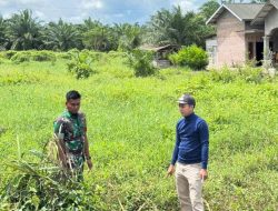 Penghulu Teluk Piyai Hariyo Tinjau Lokasi Pembangunan Koperasi Merah Putih Bersama Babinsa
