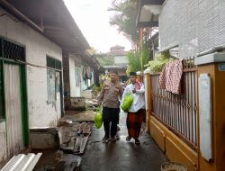 Jumat Berkah Awal Tahun Kapolsek Bekasi Barat Berikan Sembako Ke Warga Kranji