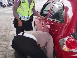 Aksi Humanis Satlantas Polres Metro Bekasi Kota: AKP Parwoto Sigap Bantu Pengendara Ganti Ban Bocor di Jalan Ahmad Yani