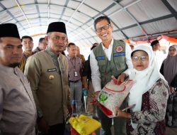 Bantuan Perbaikan Rumah diserahkan kepada Masyarakat Terdampak Bencana Hidrometeorologi oleh Pemkab
