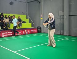 Sekda Singkawang membuka secara resmi Tournament Batminton Sumber Cargo Cup Seri I