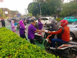 DHD 45 DKI Jakarta Bagikan 200 Paket Takjil di Depan Gedung Juang 45 Saat Ramadan