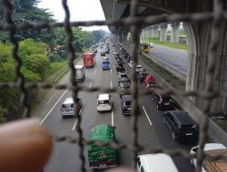 Arus Mudik Arah Cikampek Macet Parah, Antrean Kendaraan Mengular hingga Tol Cipali