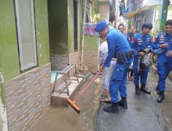 Ditpolairud Polda Metro Jaya Bersama Satgas Bang Jasri Bersihkan Permukiman Terdampak Banjir di Kebon Pala
