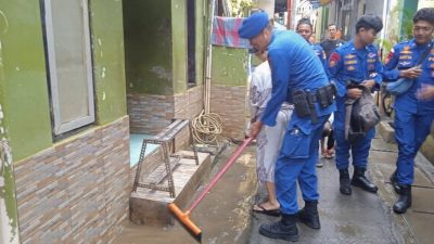 Ditpolairud Polda Metro Jaya Bersama Satgas Bang Jasri Bersihkan Permukiman Terdampak Banjir di Kebon Pala