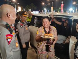Kapolda Banten Beri Kejutan Ulang Tahun kepada Pemudik di Pelabuhan Merak Saat Pantau Arus Mudik Lebaran