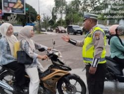 Ciptakan Kamseltibcar Di Bulan Ramadhan, Satlantas Polres Way Kanan Gatur Lalin Di Simpang 4 Negeri Baru