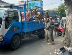 Satpol PP Tambora Tertibkan PKL dan Pelanggaran Trotoar di Jalan KH Mas Mansyur