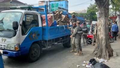 Satpol PP Tambora Tertibkan PKL dan Pelanggaran Trotoar di Jalan KH Mas Mansyur