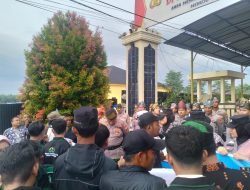Mahasiswa Kepung Polres Rohil, Tuntut Kapolres Dicopot