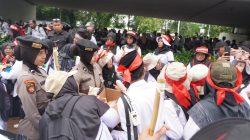 Polisi Bagikan Air Mineral dan Roti ke Massa Aksi Guru Honorer di DPR
