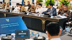 Presiden Prabowo Subianto Menggelar Rapat Terbatas Bersama Sejumlah Menteri Kabinet Merah Putih Dan Komite Stabilitas Hb Sistem Keuangan (KSSK) Di Istana