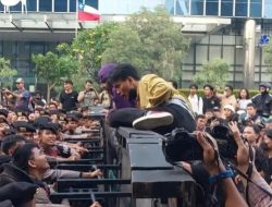 Aksi Demonstrasi Mahasiswa Saling Dorong terjadi, Mahasiswa vs polisi