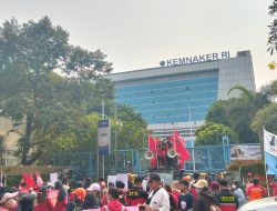 Buruh Gelar Aksi di Kemenaker, Tuntut Hentikan PHK Sepihak dan Perlindungan Pekerja