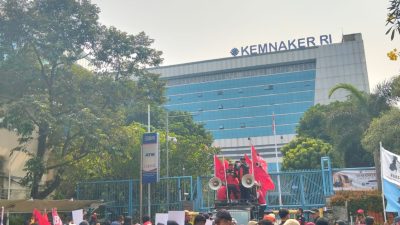 Buruh Gelar Aksi di Kemenaker, Tuntut Hentikan PHK Sepihak dan Perlindungan Pekerja