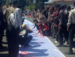 Dukung Evaluasi Total Program MBG dan KDKMP, Wakil Wali Kota dan DPRD Kota Blitar Teken Petisi Warga di Atas Kain Putih 100 Meter