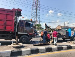 Diduga Rem Blong, Truk Tronton Tabrak Lima Kendaraan di Magelang