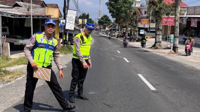 Diduga Rem Blong, Truk Tabrak Dua Motor dan Mobil di Magelang, Tiga Orang Luka