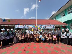 Ny Nia Jon Firman Pandu Hadiri Kegiatan MPLS Ramah di SDN 10 Koto Baru