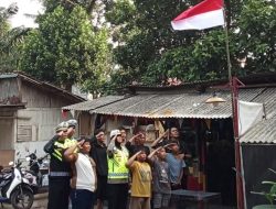Aksi Polantas Karib KA Induk PJR BSD Korlantas Polri Kompol Darmawati.SE.MM.MH bersama Personilnya Membagikan Bendera Merah Putih Berserta Tiangnya