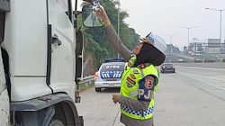 Kompol Darmarwati, SH, MM, MH  Memberikan Teguran Terhadap Mobil Truk yang Parkir Dibahu Jalan di Tol CSI Tanggerang Kota