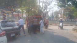 Polisi Humanis, Anggota Polres Metro Bekasi Kota Bantu Dorong Angkot Mogok di Jalan Rawa Tembaga