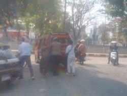 Polisi Humanis, Anggota Polres Metro Bekasi Kota Bantu Dorong Angkot Mogok di Jalan Rawa Tembaga