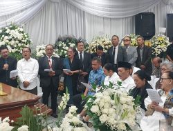 Luhut Binsar Panjaitan dan KASAD Maruli Simanjuntak Kunjungi Alm. Kenan Simanjuntak di Rumah Duka