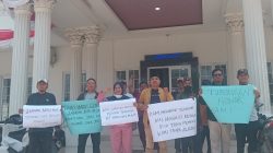 Dugaan pemecatan Sepihak Karena Beda Pilihan, RT-RW-staff dan Perangkat Desa,Protes Geruduk kantor desa Segarajaya