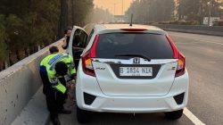 Polantas Karib Bersama Personil Induk PJR BSD Korlantas Polri Membantu Ibu-Ibu Pecah Ban di Tol BSD
