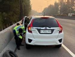 Polantas Karib Bersama Personil Induk PJR BSD Korlantas Polri Membantu Ibu-Ibu Pecah Ban di Tol BSD