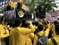 Massa Aksi dari UI Terus Desak Polisi untuk Buka Barikade di Kawasan MH Thamrin Jakarta Pusat