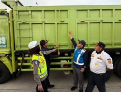PJR BSD Korlantas Polri Tertibkan Kendaraan ODOL dan Parkir di Bahu Jalan Tol Cinere-Serpong