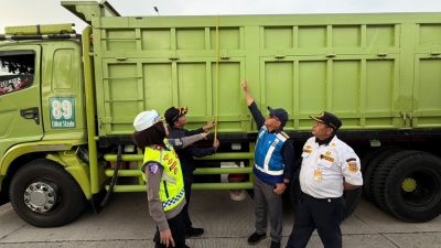 PJR BSD Korlantas Polri Tertibkan Kendaraan ODOL dan Parkir di Bahu Jalan Tol Cinere-Serpong