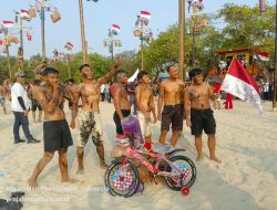 Semarak HUT ke-81 RI di Ancol, Panjat Pinang Kolosal Meriahkan Perayaan Kemerdekaan