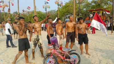 Semarak HUT ke-81 RI di Ancol, Panjat Pinang Kolosal Meriahkan Perayaan Kemerdekaan
