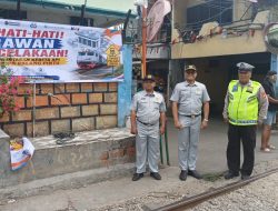Tingkatkan Keselamatan Lalu Lintas, PT Jasa Raharja (Persero) Kantor Wilayah Utama DKI Jakarta dan Satlantas Polres Metro Jakarta Utara Pasang Spanduk himbauan di Perlintasan Sebidang
