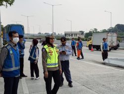 Personil PJR Induk BSD Korlantas Polri Memberikan Edukasi untuk Mobil Over Dimension dan Over Load