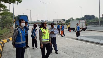Personil PJR Induk BSD Korlantas Polri Memberikan Edukasi untuk Mobil Over Dimension dan Over Load