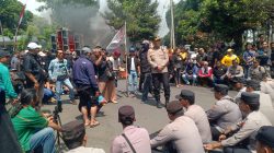 Warga Buka Paksa Penutupan Akses Jembatan Bendungan Lahor, Jalur Penghubung Malang – Blitar Kembali Normal