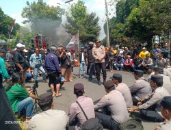 Warga Buka Paksa Penutupan Akses Jembatan Bendungan Lahor, Jalur Penghubung Malang – Blitar Kembali Normal