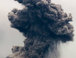 ABU VULKANIK ANAK GUNUNG KRAKATU BETERBANGAN DI PRINGSEWU