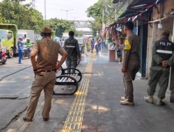 Tiga Pilar Bersama PU Semprot Abu Vulkanik di Wilayah Tambora Jakarta Barat