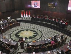 Denny Indrayana Cs Gugat Syarat Pendidikan Gibran ke MK, Minta Diskualifikasi